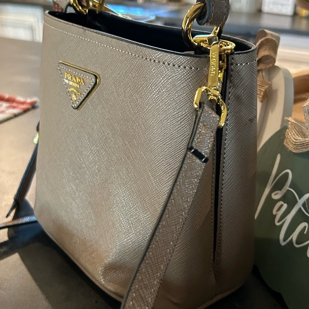 Prada - Picture 6 of 8